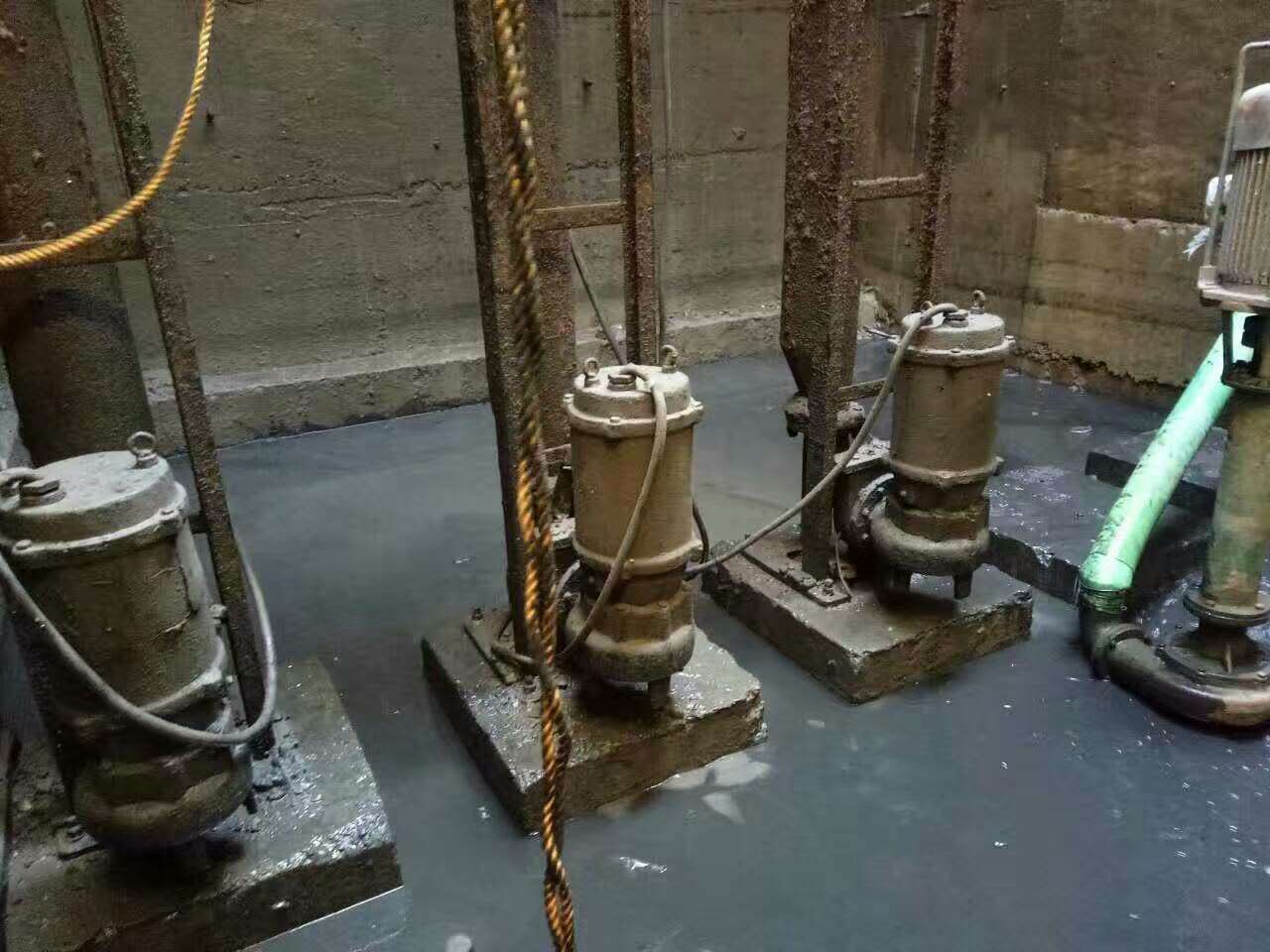 炉霍污水池清理