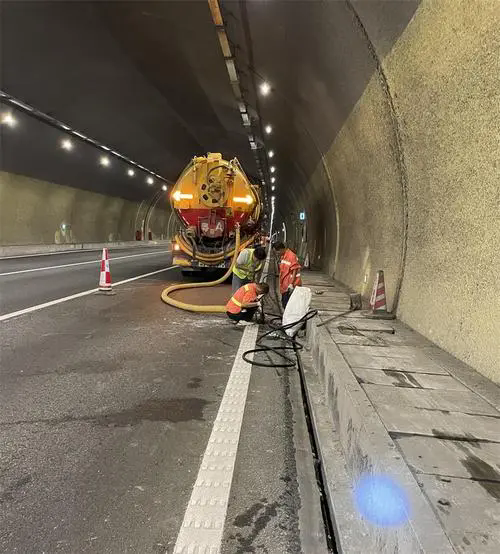 炉霍隧道排水渠清淤